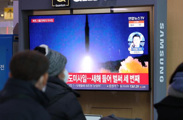 14일 서울역 대합실에서 시민들이 북한의 단거리 탄도미사일 발사 관련 뉴스를 시청하고 있다. 연합뉴스