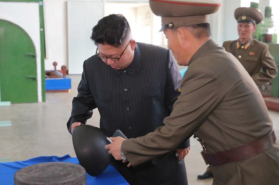 김정은 북한 국무위원장이 2017년 8월 대륙간탄도미사일(ICBM) 소재를 개발·생산하는 국방과학원 화학재료연구소를 시찰하는 모습. [조선중앙통신=연합뉴스]