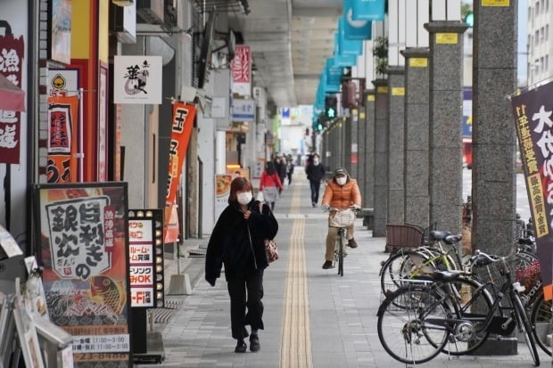일본 야마구치현 이와쿠니의 거리에서 행인들이 마스크를 쓰고 오가고 있다. /연합뉴스
