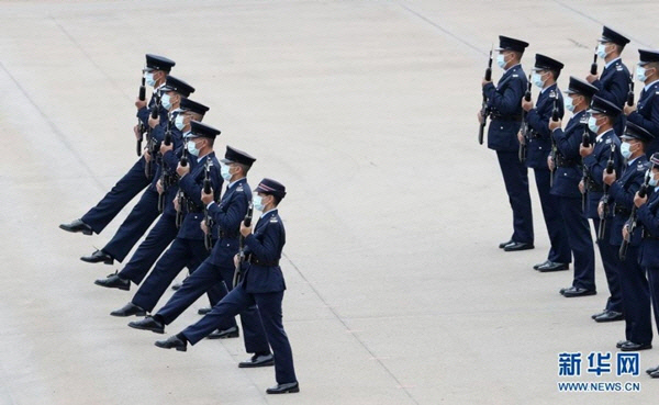 홍콩 경찰 의장대가 중국식 제식을 선보이고 있다. 신화망 캡쳐