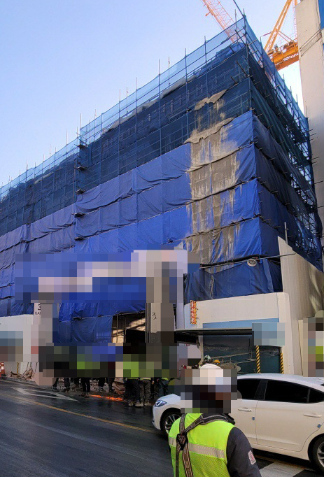 지난 13일 오후 부산 해운대구의 한 아파트 신축현장에서 콘크리트 타설작업 중 시멘트가 흘러내리는 사고가 났다. /사진=부산경찰청 제공