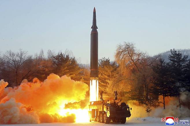 [평양=AP/뉴시스] 북한 조선중앙통신이 제공한 사진에 5일 북한군이 극초음속 미사일이라고 부르는 발사체를 시험 발사하고 있다. 2022.01.06.