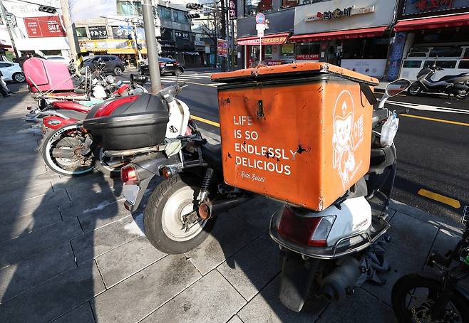 지난 2일 오후 서울 시내의 한 인도 위에 오토바이들이 세워져 있다. [연합]
