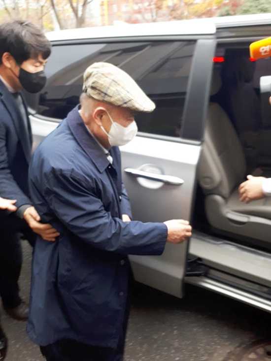 정현복 광양시장이 지난해 11월 광주지법 순천지원에서 구속 전 피의자 심문을 받고 귀가하고 있다.[헤럴드DB]