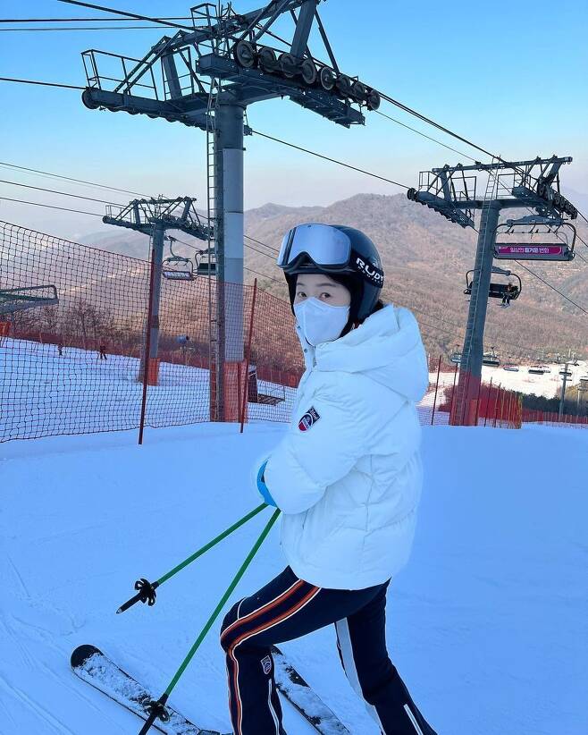 Actor Han Ji-hye has reported on the recent PFC Levski Sofia collection.On January 14, Han Ji-hye posted photos and videos on his Instagram with the PFC Levski Sofia (ski) hashtag.Han Ji-hye in the photo is fully armed with PFC Levski Sofia suit.The video shows Han Ji-hye, who is downhill with his high-quality skills, with a beautiful curve. Many fans admire it.Meanwhile, Han Ji-hye marriages her husband in 2010 and has had her daughter Yun-seul in her arms in 10 years last year.After giving birth, Han Ji-hye shares childcare and current affairs with fans through SNS and YouTube channels.