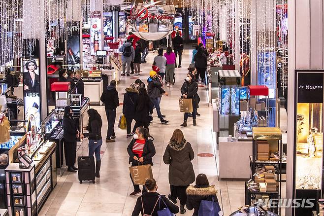 [뉴욕=AP/뉴시스]지난해 11월26일 뉴욕 메이시스 백화점에서 쇼핑객들이 매장들을 둘러보고 있다. 지난달 미국의 소매 판매가 1.9% 감소했다고 미 상무부가 14일 발표했다. 2022.1.14