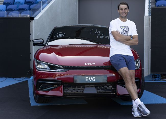 테니스 스타 라파엘 나달(Rafael Nadal)이 호주오픈 공식차량 전달식에서 포즈를 취하고 있다.