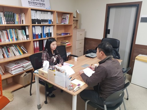 목원대가 운영하고 있는 대전 서구 청년창업지원센터에서 예비창업자가 창업 관련 내용을 상담받고 있다. 목원대 제공