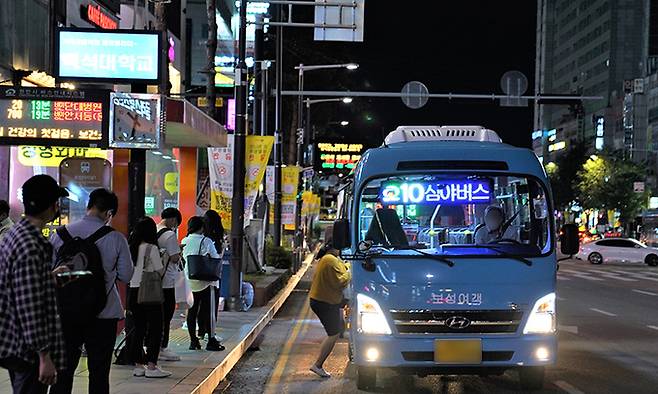 서울과 수도권 출퇴근 직장인과 대학생들이 심야버스를 타기 위해 줄 서 있다.