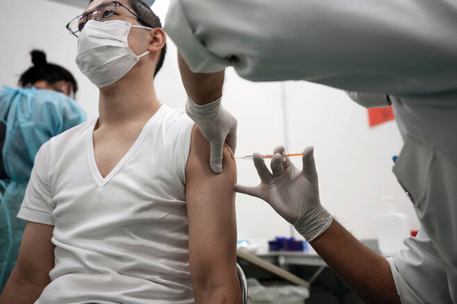 코로나19 백신을 맞고 있는 일본 의료계 종사자. 도쿄=AP연합뉴스