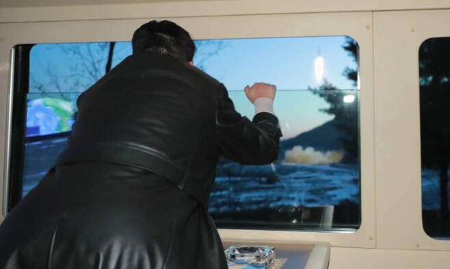 지난 11일 김정은 북한 국무위원장이 자신의 전용 차량 안에서 극초음속미사일 발사 장면을 지켜보는 모습을 조선중앙TV가 12일 보도했다. 발사 장소는 자강도로 알려졌다. 조선중앙TV 캡처.