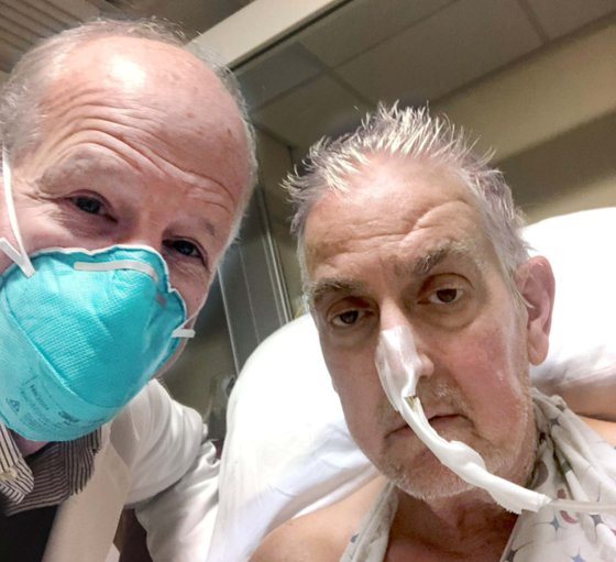 미국 메릴랜드 대학 병원에서 돼지 심장 이식 수술을 받고 회복 중인 57세 남성 데이비드 베넷(오른쪽)이 담당 의사 바틀리 그리피스와 사진을 찍고 있다. /AP연합뉴스