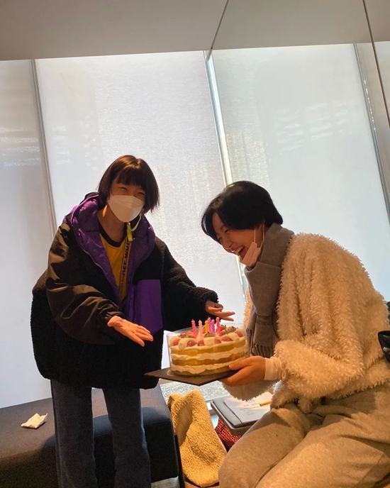 Ahn Young Mi posted a picture on his instagram on the 14th with an article entitled Happy Birthday to Hyun Young A.The photo released on the day included Joo Hyun-young, who appeared on Coupang Play SNL; Joo Hyun-young, who celebrated his birthday, is smiling brightly as he received a cake.I bought cakes, but I did not like them. I have a TV for the information. Snl sisters are dying, said Ahn Young Mi.Meanwhile, Ahn Young Mi married Husband, who attends a foreign game company in February last year, recently making headlines after revealing he was preparing for the second generation.Photo: Ahn Young Mi Instagram