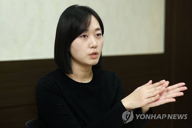 김한별 방송작가지부장, 연합뉴스와 인터뷰 (서울=연합뉴스) 진연수 기자 = 김한별 민주노총 언론노동조합 방송작가지부 지부장이 지난 12일 서울 마포구 방송작가유니온에서 연합뉴스와 인터뷰를 하고 있다. 2022.1.14 jin90@yna.co.kr