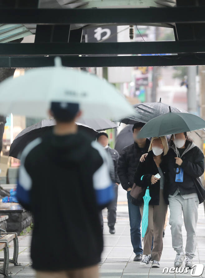 제주시 이도이동 한 거리에서 우산을 쓴 시민들이 발걸음을 옮기고 있다. 2021.1.26/뉴스1 © News1 오현지 기자