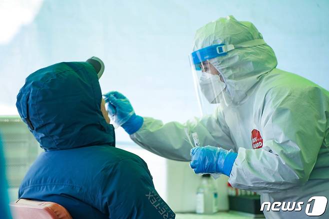 충북에서 15일 오후 4시 현재 신종 코로나바이러스 감염증(코로나19) 확진자가 30명 추가됐다. 121번째 사망자도 나왔다. (사진은 기사내용과 무관함)/뉴스1 © News1