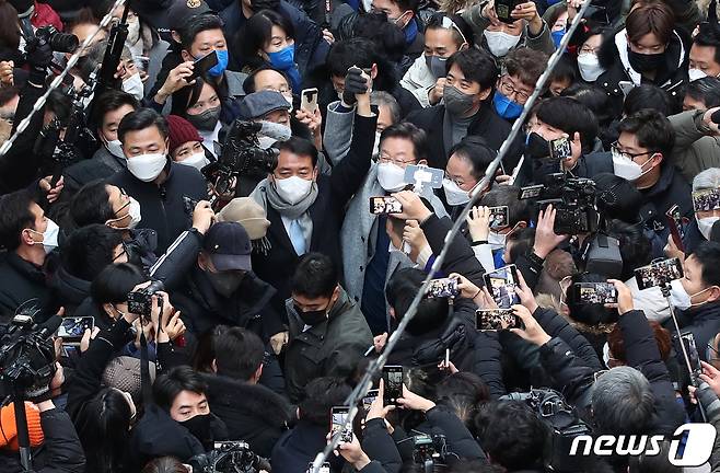 이재명 더불어민주당 대선 후보가 강원도 매타버스(매주 타는 민생버스) 민생투어 첫 날인 15일 강원 춘천시 명동거리를 찾아 이광재 의원과 함께 지지를 호소하고 있다. 2022.1.15/뉴스1 © News1 오대일 기자