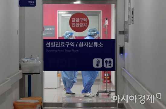 13일 오전 서울 중랑구 서울의료원 코로나19 응급의료센터에서 의료진들이 분주하게 업무를 보고 있다./사진공동취재단