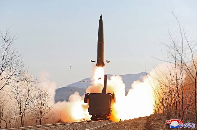 북한은 지난 14일 철도기동 미사일연대가 검열사격훈련을 진행했다고 15일 밝히면서 단거리 탄도미사일 추정 발사체를 열차에서 쏘는 장면을 공개했다. /조선중앙통신 연합뉴스