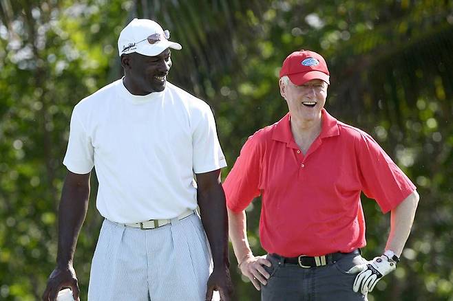 농구 황제 마이클 조던(왼쪽)이 '골프 친구'인 미국 빌 클린턴 전 대통령과 2009년 필드에서 공을 치고 있다. /AP