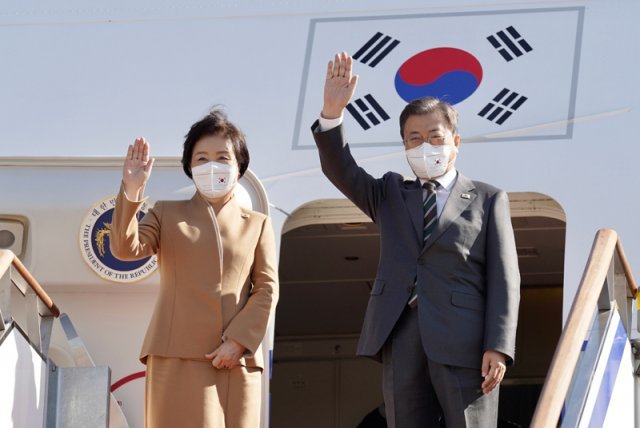 지난해 10월 28일 유럽 순방길에 오른 문재인 대통령과 김정숙 여사. 뉴시스