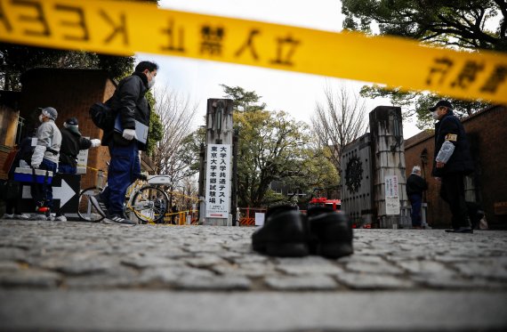 일본 경찰들이 15일 일본 도쿄대 문 앞에서 경계태세를 강화하고 있다. 이날 오전 도쿄대 앞에서 대학입학 공통 테스트를 치러 하던 고교생 2명과 72세 노인이 고교 2학년(17)이 휘두른 칼에 찔렸다. 로이터 뉴스1