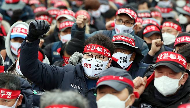 15일 오후 서울 여의도공원에서 열린 2022 민중총궐기 대회에서 참가자들이 구호를 외치고 있다. 김경호 선임기자