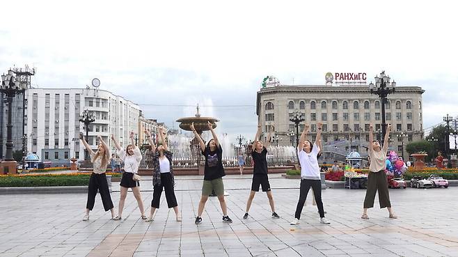 평화를 염원하는 퍼포먼스를 하며 시베리아 횡단 열차를 타고 떠난 <사막을 건너 호수를 지나> 출연진. 씨네소파 제공