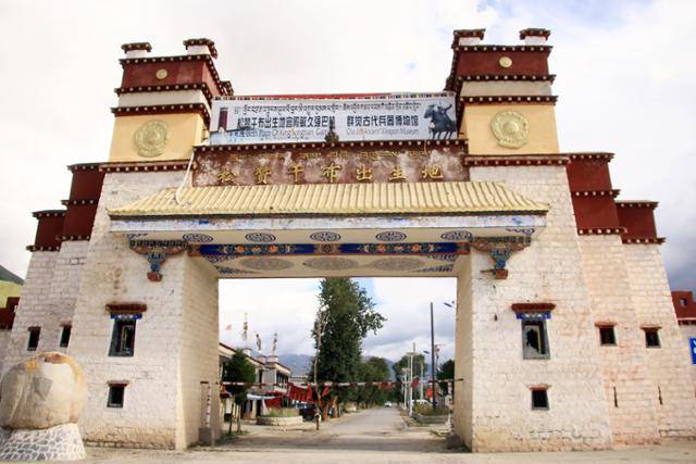 라싸에서 동쪽 자마향의 쏭짼감뽀 출생지.Ⓒ최종명