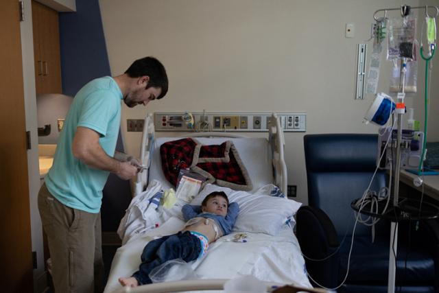 14일 조지아주 오거스타의 한 아동 병원에서 코로나19에 감염된 3세 어린이가 치료를 받고 있다. 오거스타=로이터 연합뉴스
