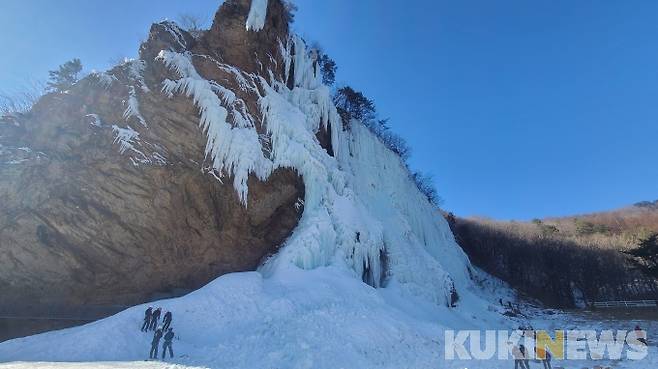 주말인 15일 강원 인제 용대리 매바위 인공빙벽에서 동호인들이 빙벽을 오르며 겨울 추위를 즐기고 있다.