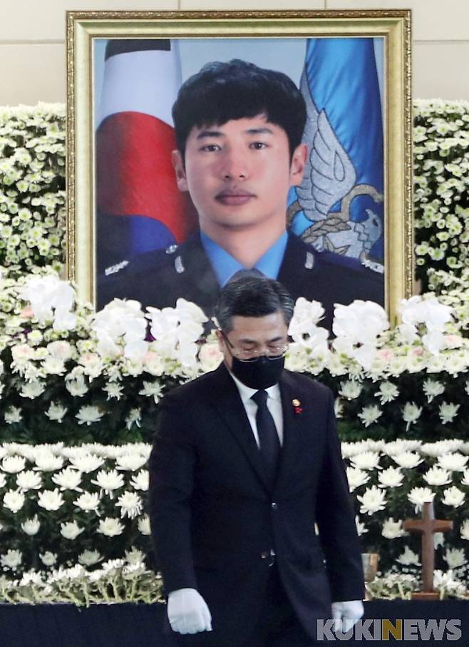 서욱 국방부 장관이 영결식에 참석해 조의를 표하고 유가족에게 위로를 전했다.(사진=연합뉴스)