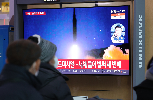 14일 서울역 대합실에서 시민들이 북한의 단거리 탄도미사일 추정 발사체 관련 뉴스를 보고 있다. 연합뉴스