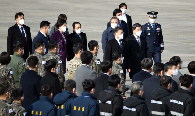 문재인 대통령과 김정숙 여사가 중동 3개국 순방을 위해 15일 서울공항에서 신형 공군 1호기에 탑승하고 있다. 청와대사진기자단