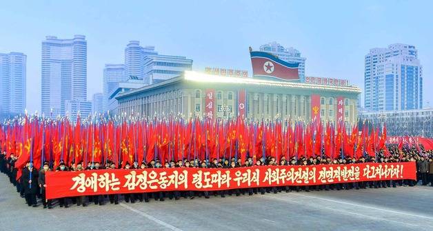 (평양 노동신문=뉴스1) = 북한 노동당 기관지 노동신문은 13일 당 중앙위원회 제 8기 제4차 전원회의 결정을 철저히 관철하기 위한 각지 궐기대회에서 부른 '사회주의 전진가'가 '새해의 장엄한 총진군 행진곡'이라며