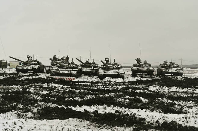 [로스토프=AP/뉴시스] 12일(현지시간) 러시아 남부 로스토프 우크라이나와의 접경 지역에 있는 카다모프스키 사격장에서 러시아 전차 T-72B3이 전술훈련에 참여하고 있다. 러시아는 자국 내 영토에서 필요하다고 판단되는 어디든지 병력을 파견할 것이라며 우크라이나 인근 병력 증강에 대한 서방의 불만을 일축했다. 2022.01.13.