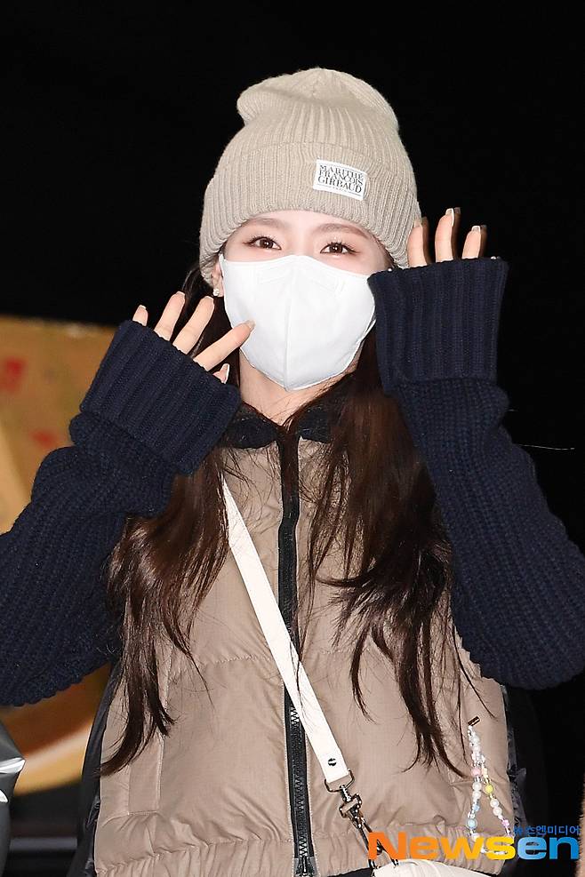 Girls (G) I-DLE members Mi-yeon, Minni, Soyeon, Ugi and Shuhua are leaving for Dubai to attend the K-pop concert schedule at the Dubai Expo Korea Pavilion in Dubai through the first passenger terminal at the Incheon International Airport in Unseo-dong, Jung-gu, Incheon, on the afternoon of January 15.