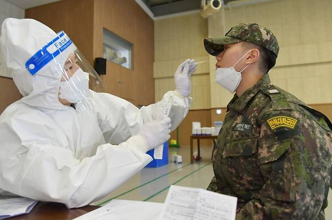 [서울=뉴시스] 3일 해군 학군사관후보생(ROTC)이 동계입영에 앞서 PCR 검사를 하고 있다. (사진=해군교육사령부 제공) 2022.01.03. photo@newsis.com *재판매 및 DB 금지