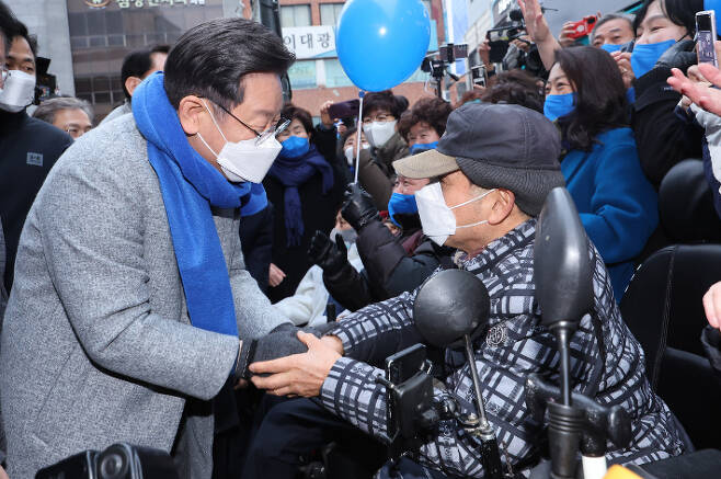 더불어민주당 이재명 대선후보가 15일 강원도 춘천시 명동거리를 방문, 시민들과 인사하고 있다. 연합뉴스
