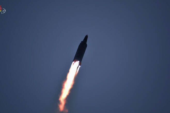 북한이 만든 극초음속미사일이 11일 지상에서 발사된 직후 하늘로 솟아오르고 있다. 조선중앙TV·연합뉴스