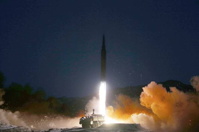 북한이 개발한 극초음속미사일이 11일 이동식발사차량에서 발사돼 가상 표적을 향해 날아가고 있다. 노동신문·뉴스1