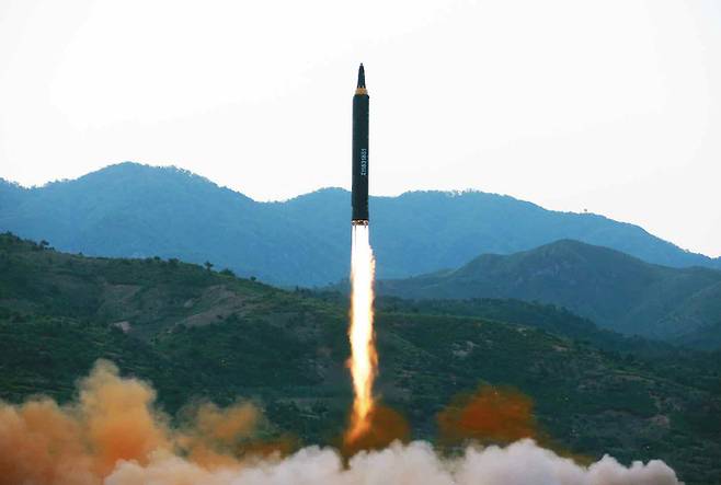 북한 중거리탄도미사일 화성 12형이 지상에서 발사되고 있다. 세계일보 자료사진