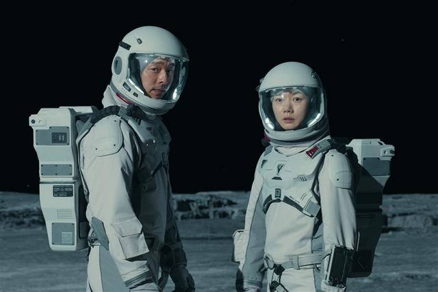 한국 첫 우주 SF 드라마로 주목받은 넷플릭스 오리지널 ‘고요의 바다’에서 배우 공유(왼쪽)는 달 연구기지로 파견된 정예 대원을 이끄는 대장 한윤재 역을, 배두나는 우주생물학자 송지안 역을 맡았다.넷플릭스 제공