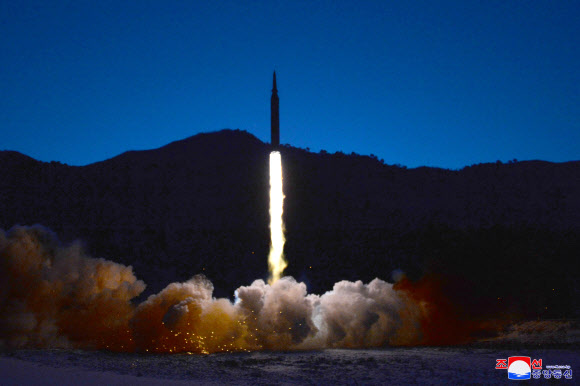 북한이 지난 11일 발사한 극초음속 미사일. 북한 국방과학원은 김정은 국무위원장이 참관한 가운데 극초음속 미사일 시험발사를 진행해 성공시켰다고 조선중앙통신이 12일 보도했다. 평양 조선중앙통신·연합뉴스