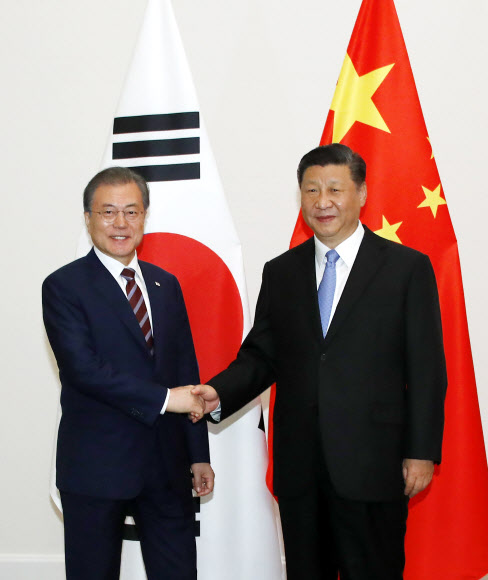 2019년 6월 G20(주요 20개국) 정상회의 참석차 일본을 방문한 문재인 대통령이 오사카 웨스틴호텔에서 시진핑 중국 국가주석과 회담 전 악수를 나누고 있다. 오사카 연합뉴스