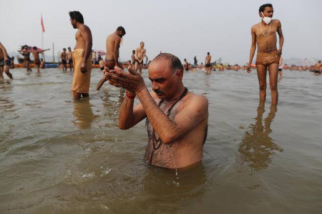 인도 현지시간으로 14일, 갠지스강과 야무나강이 만나는 지점인 상감에서 힌두교 축제 ‘마그 멜라’가 시작됐다. 마스크를 쓰지 않은 순례객 수천 명이 이곳에 몰려들면서 코로나19 확산 우려가 높아지고 있다. AP 연합뉴스