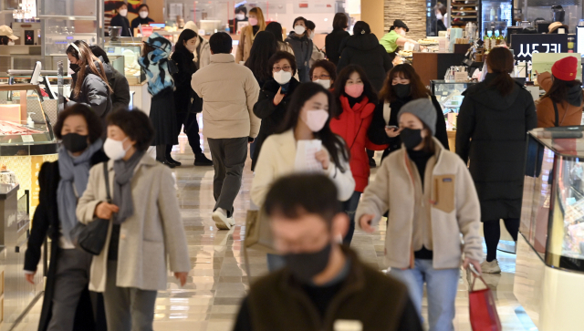 시민들이 마스크를 쓴 채 5일 서울 소공동 롯데백화점 본점 식품관에서 장을 보고 있다. 오는 10일부터 백화점·마트 등 대형 판매시설에도 방역패스가 적용된다. /이호재 기자