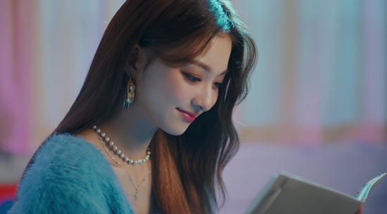 Fromis 9 released the first teaser video of the mini 4th album Midnight Guest (Midnight Guest), which is scheduled to be released on the 17th through the YouTube Hive Labels channel at 0:00 on the 15th.In the public image, Jang Kyu Ri opened the window with a bouquet of flowers and focused attention.Froomis 9 then gazed front in a space where each charm was felt, or walked the streets at dawn and showed off colorful visuals.Especially, with a part of the title song melody, the lyrics I like you / my heart I want you combined to enhance immersion.In the scene where the beautiful styling of pure white stands out, the figure of Fromis 9, who makes a surprised expression as the pin lighting shines, added to the curiosity about the message hidden in Shinbo.At the end of the video, Lee Seo-yeon closed the diary with a kitsch, and at the same time, with the logo of the title title DM, the release date of the album 2022. 01.17 6PM as the phrase came to mind, raising expectations for a comeback that came two days ahead.The Minnie 4th album Midnight Guest of Fromis 9 is an album that surprises those who are having a free night by Fromis 9, who escaped early in the morning.The title song DM is a pop genre song with a faint-feeling code progress and a funky bass line, and you can feel the lovely sensibility of Fromis 90,000.There is also a hot reaction from domestic and foreign fans to Fromis 9.The Mini 4 album not only achieved its highest record in its own history, exceeding 120,000 pre-order volumes in two weeks of pre-sale, exceeding the initial sales volume of 9 WAY TICKET (Nine Way Ticket) by more than three times, but also achieved its highest record in 2022 by the US music streaming platform TIDAL (K-Pop: Artists To W). Match in 2022) and proved hot before its release, with its name on the lineup.On the other hand, Fromis 9 will hold a media showcase commemorating the release of the mini 4th album Midnight Guest at 4 pm on the 17th.At 7 pm on the same day, we will hold a simultaneous fan showcase on-line and off-line and meet with global fans.PHOTOS: PLEDIS Entertainment