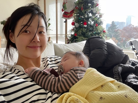 On the 15th, Han Ji-hye posted a picture on his instagram story with an article entitled Yoon-seul sleeps well and naps only in his arms.Han Ji-hye, who is in the photo released on the day, is holding her sleeping daughter Yun-sul in her arms.Han Ji-hye, who saw the tree behind him, sighed and said, When do you clean the tree anyway?Meanwhile, Han Ji-hye marriages her Inspection husband in 2010 and gave birth to her daughter in June, 11 years after marriage.Photo: Han Ji-hye Instagram