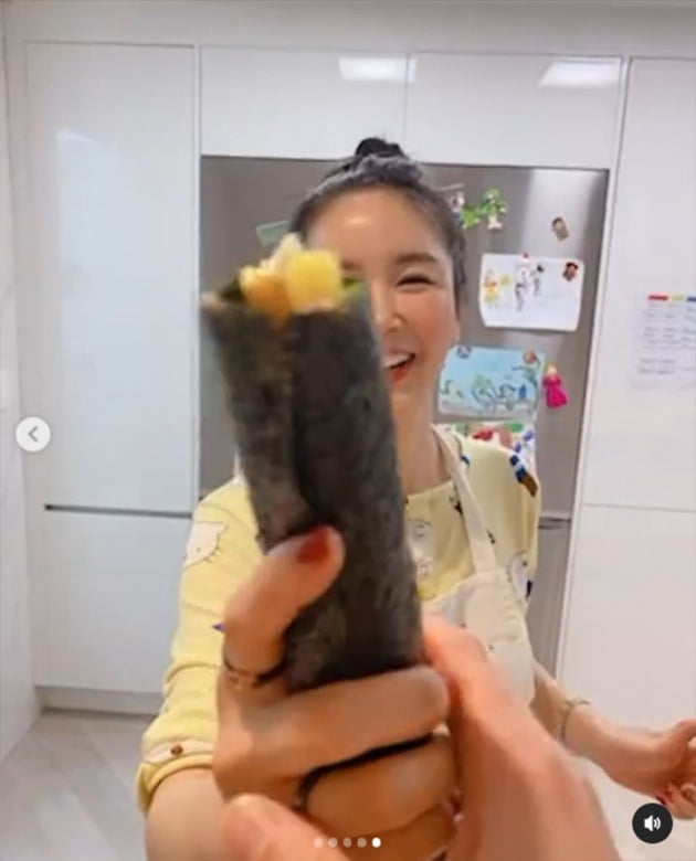 Broadcaster Jang Youngran showed off his cooking skills.Jang Youngran wrote on his instagram on the 15th, Kimbap Day. I erased sesame leaves. Junwoo is cheese kimbap. Dad is just kimbap and sesame leaves. Mom is kokdari kimbap.Please taste it. In the photos and videos posted together, Jang Youngran is making Kimbap for his familys dinner.Jang Youngran, who makes various kimbap according to the taste of his family, is very careful. Jang Youngran also puts kimbap directly into his Husbands mouth and sons mouth.In the middle of the day, he takes the whole Kimbap and admires it as delicious. The appearance of a family is warm.Jang Youngran, a broadcaster, and Han Chang, a oriental medicine doctor, married in 2009 and have a daughter born in 2013 and a son born in 2014.